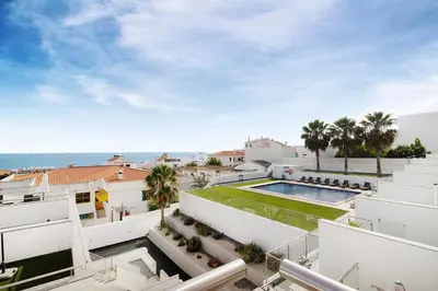 an aerial view of a building with a swimming pool at Apartamento Oceano in Albufeira