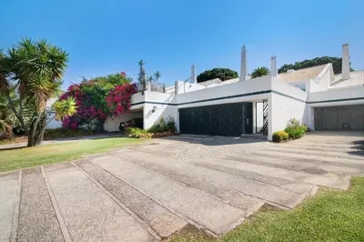 a large white house with a driveway at Vilamoura com Piscina e Wifi in Vilamoura