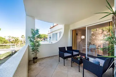 a balcony with chairs and a table on a balcony at Appartement Vale Lobo Mer Golf & Belle Piscine in Vale do Lobo