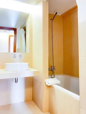 a bathroom with a sink and a bath tub at Outstanding Condo- Beach, Pool & Golf by BeCherish in Galé