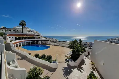 a view of a resort with a swimming pool and the ocean at Paradise full océan in Albufeira