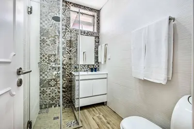 a bathroom with a shower and a toilet at Villa Luis in Galé