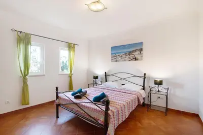 a bedroom with two beds and a window at Casa Palma in Paderne