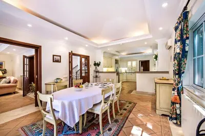 a dining room with a table and a kitchen at Villa Plaza - beautiful spacious house off roundabout 6 Quinta Do Lago in Quinta do Lago