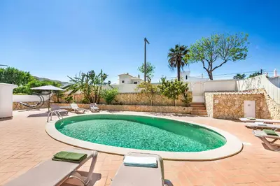 a balcony of a house with palm trees at Villa Vivienda Jade in Galé