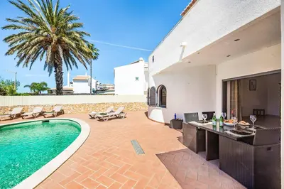 a palm tree in front of a white building at Villa Vivienda Jade in Galé