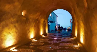an alley way with lights in a building at Votre refuge en bord de mer ! in Albufeira