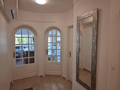 a hallway with a mirror and some windows at Casa Jasmim in Faro