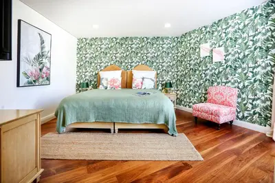 a bedroom with a bed with a green blanket at Green & Gorgeous - 3 bedroom Getaway in the Heart in Faro