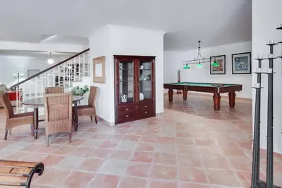 a room with a ping pong table and a dining room at Villa Costa Rica in Galé