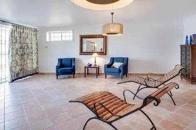 a living room with two blue chairs and a couch at Villa Costa Rica in Galé