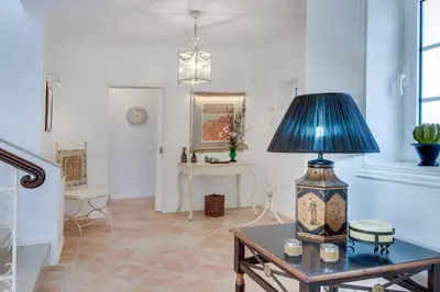 a living room with a table with a lamp on it at Villa Costa Rica in Galé