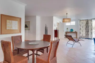 a dining room with a table and chairs at Villa Costa Rica in Galé