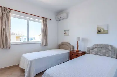 a bedroom with two beds and a window at Villa Sofy in Galé
