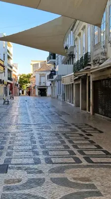 an empty street in a city with a building at Domek v srdci Fara in Faro