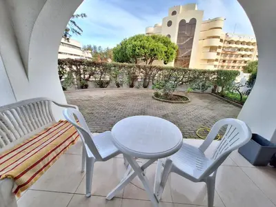 two chairs and a table on a balcony at Espaçoso apartamento com excelente espaço exterior in Albufeira