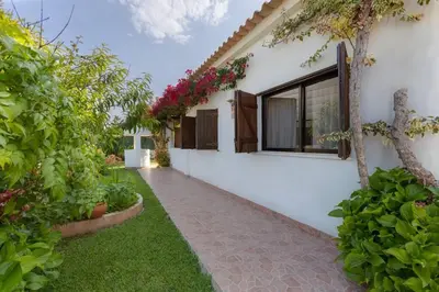 a courtyard of a house with a window at VILLA ROSADO - Moradia para 6 com AC, jardim a 5 min do centro de Albufeira in Albufeira