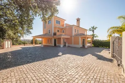 a dining room with a table and chairs and a mirror at VILLA Simao in Guia