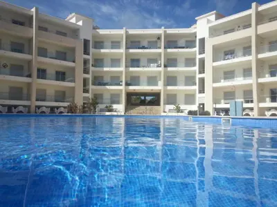 a large swimming pool in front of a building at Apartamento Loft 39 by Sunnyway in Albufeira