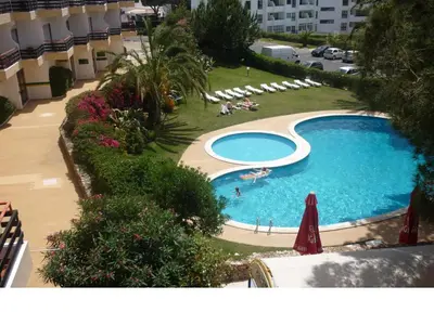 an overhead view of a swimming pool at a hotel at Apartamentos Mar-Bel Sol in Vilamoura