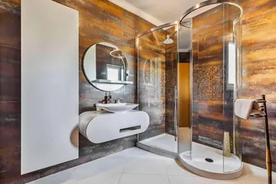 a bathroom with a sink and a shower with a mirror at Villa Cabrita de Parra in Galé