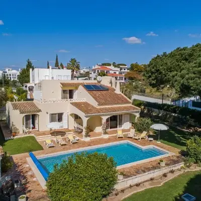 Beach villa Casa de Amanhã 450 mts to the beach with beautiful garden and heated saltwater pool