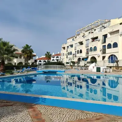 Apartamento Oura com piscina e vista mar