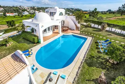 an aerial view of a villa with a swimming pool at Villa Gira in Albufeira