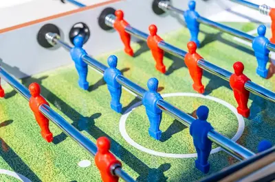 a group of red and blue people on a board at Villa Kambole in Albufeira