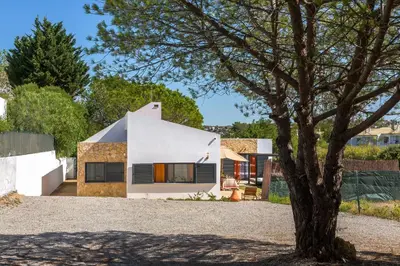 a house with a tree in front of it at VILA RUINAS GAMITO in Guia