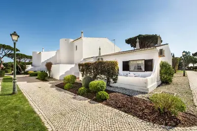 an aerial view of a white house with a yard at Mng Elliott74 in Vale do Lobo