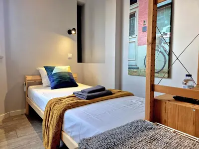 a small bedroom with a bed and a window at Campus 121 - Rooms in Faro