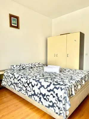 a bedroom with a bed with a black and white blanket at Apartamento Faro - T3 in Faro