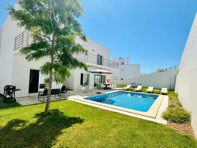 a villa with a swimming pool in a yard at Vila Elvia in Albufeira