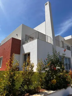 a building with a balcony on top of it at Vila Elvia in Albufeira