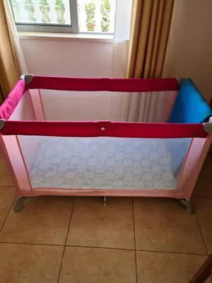 a pink and blue crib in a room at APARTAMENTOS CABRITA in Olhos de Água