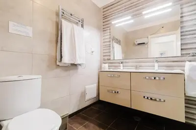 a kitchen and living room with a table and chairs at Acolhedora Vila 371, 3 quartos, Balaia Golf Village in Albufeira