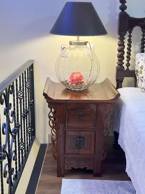a lamp on a table next to a bed at Grand Studio 56 in Faro