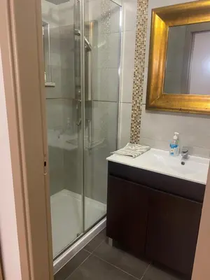 a bathroom with a shower and a sink at Villa Albufeira 1 à 6 personnes in Guia