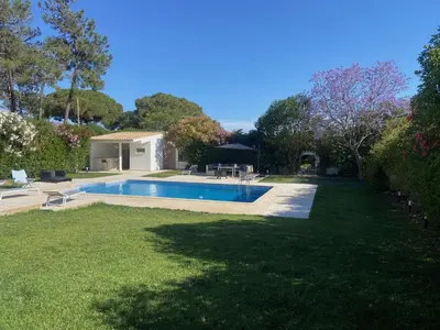 a yard with a swimming pool and a house at Quinta Verde Algarve in Medronhal