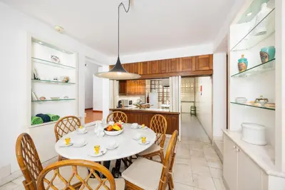 a kitchen and dining room with a table and chairs at Villa Mexico in Quarteira