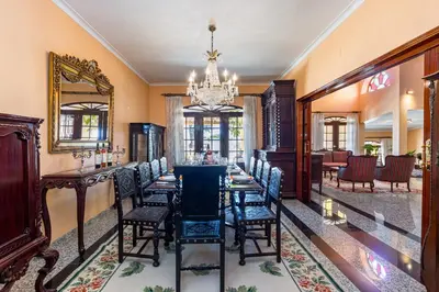 a dining room with a long table and chairs at Villa Sobreiro in Albufeira