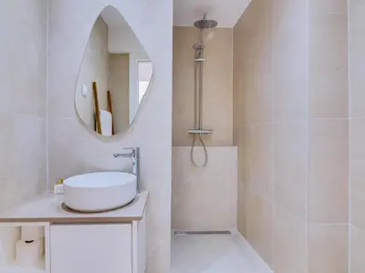 a bathroom with a sink and a mirror at AL Apartamento Alsol in Quarteira