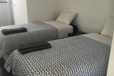 two beds in a small room at Casa com 3 suites, jacuzzi , en Albufeira in Albufeira