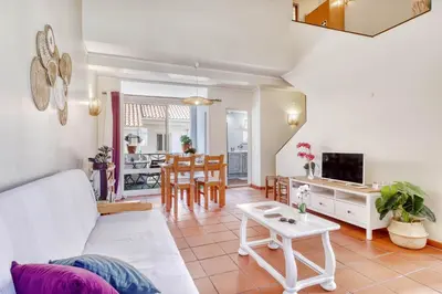 a living room with a couch and a table at T2 duplex na Marina de Vilamoura in Loulé