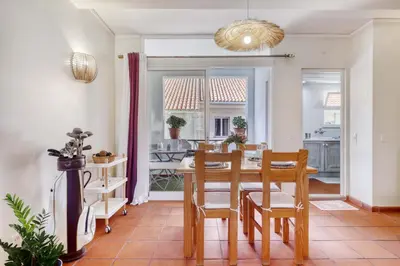 a dining room with a table and chairs at T2 duplex na Marina de Vilamoura in Loulé