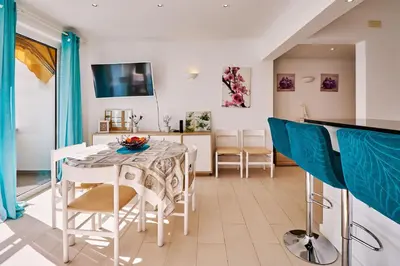 a kitchen and dining room with a table and chairs at Apartment Monaco mit Pool in Albufeira