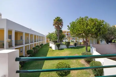 a view of the courtyard of a building at Encosta São José in Guia