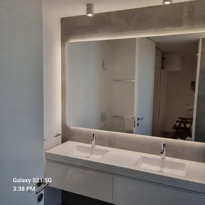 a bathroom with two sinks and a large mirror at Casa Mocha Vale do lobo 2 bed apartment in Loulé