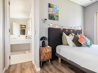 a bedroom with a bed and a bathroom at Villa Ada in Faro